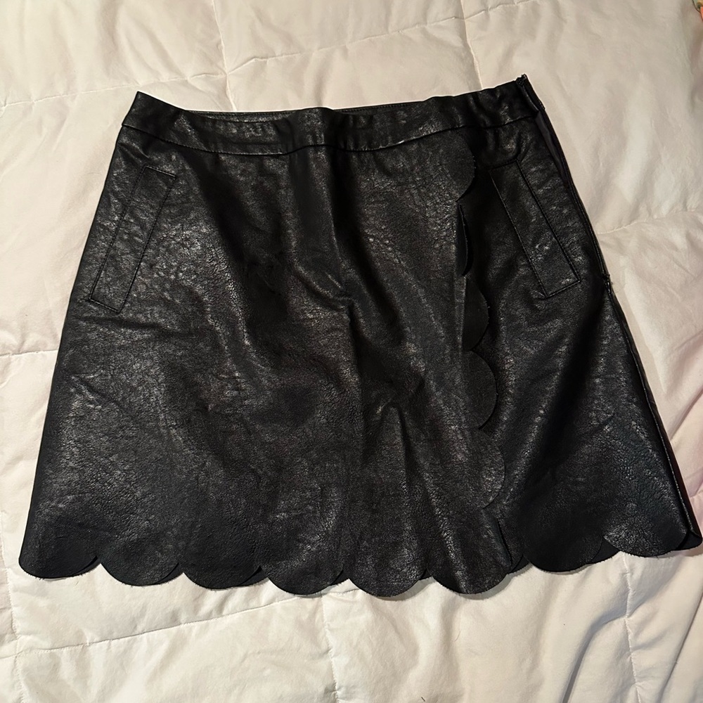 Short notice vestique black skirt with ruffled‎ edges​